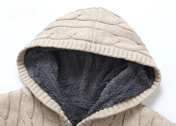 Modische Herren-Strickjacke mit Kapuze